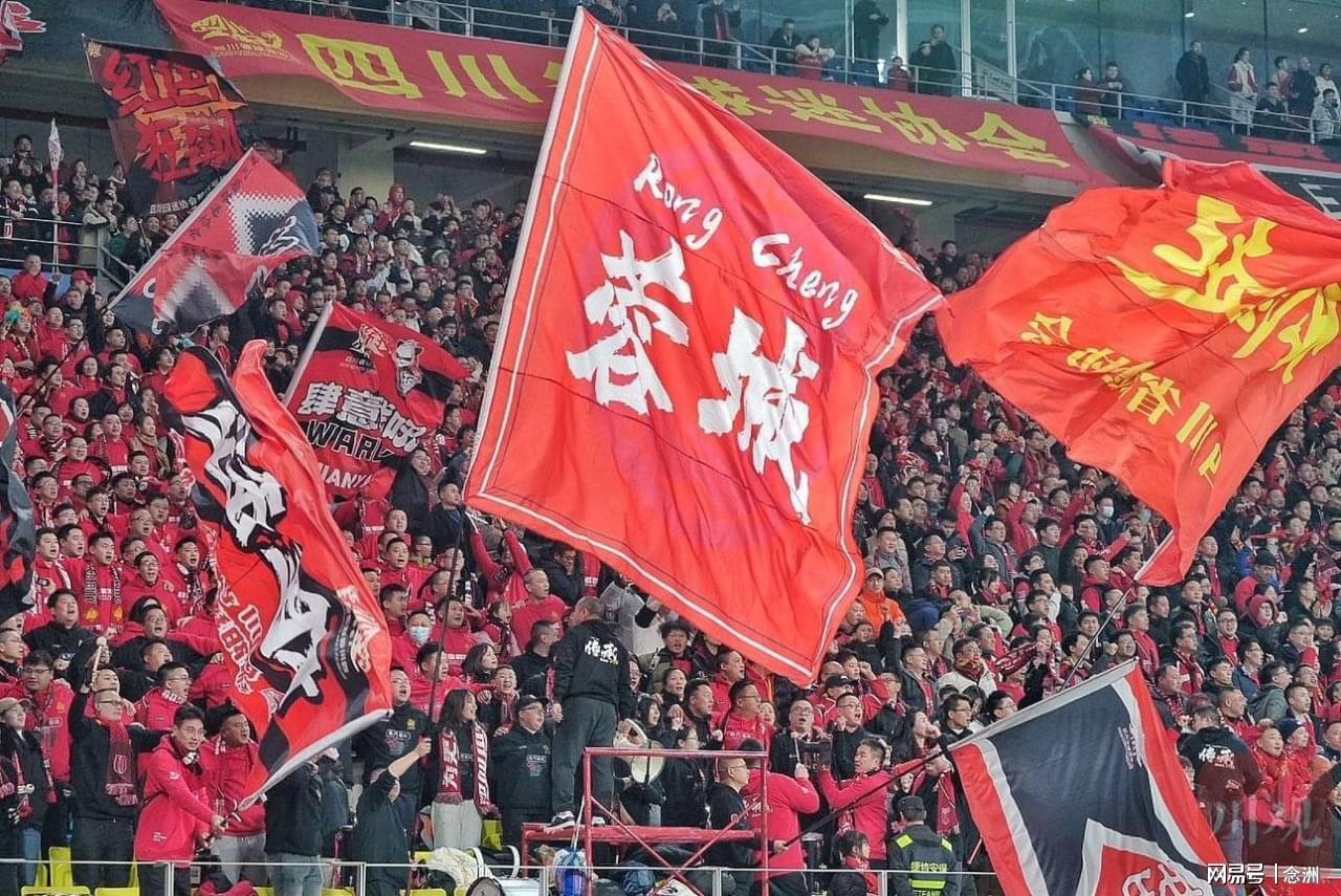 蓉城打平就夺冠！曝韦世豪的狗登上看台TIFO：见识见识你的本事